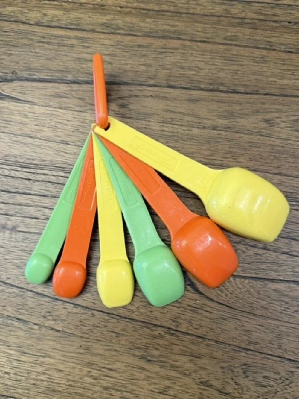 Vintage/Retro TUPPERWARE MEASURING SPOONS